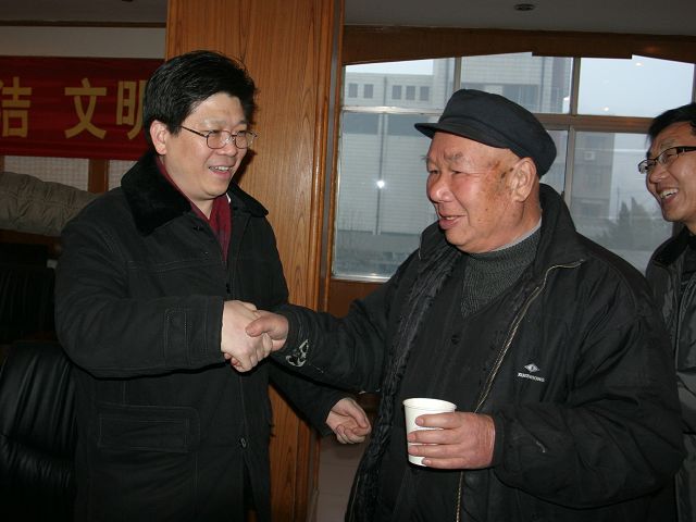 副院长韩文太一道顶风冒雨赶赴博爱县,慰问上访老户芦松旺,并当场将10