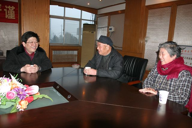 副院长韩文太一道顶风冒雨赶赴博爱县,慰问上访老户芦松旺,并当场将10