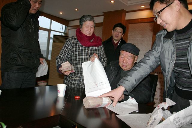 副院长韩文太一道顶风冒雨赶赴博爱县,慰问上访老户芦松旺,并当场将10