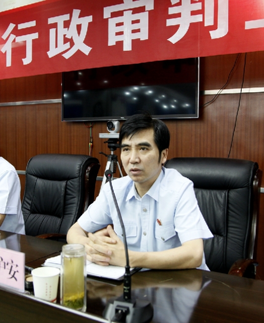 焦作中院党组书记,院长李玉杰,省法院行政庭庭长宋炉安出席会议并讲话